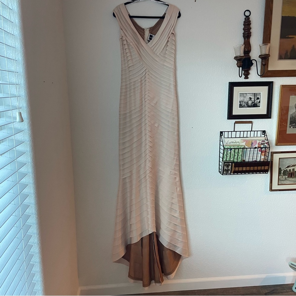 Tadashi Wedding lined Evening Party Gown Dress Size 12 
Pinky Cream in color